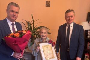 Maria Mączyńska – wybitna łuczniczka, olimpijka oraz wielokrotna mistrzyni Polski, Europy i świata – została uhonorowana tytułem Honorowego Obywatela Opatowca / Fot. Burmistrz UMIG Opatowiec