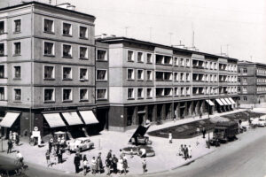 Historia kieleckich ulic. Paderewskiego - Radio Kielce Kielce. Ulica Paderewskiego. Lata 1962-1964. Skrzyżowanie z ulicą Sienkiewicza / źródło: fotopolska.eu