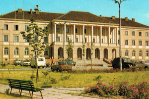 Historia kieleckich ulic. Place Artystów i Konstytucji 3 Maja - Radio Kielce Kielce. Plac Konstytucji 3 Maja. Lata 1975-1977 / źródło: fotopolska.eu