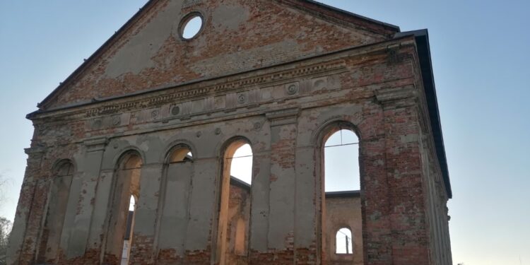 Co dalej ze „szklanym dachem” nad synagogą?