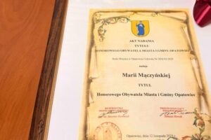Maria Mączyńska – wybitna łuczniczka, olimpijka oraz wielokrotna mistrzyni Polski, Europy i świata – została uhonorowana tytułem Honorowego Obywatela Opatowca / Fot. Burmistrz UMIG Opatowiec
