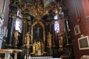 Kościół św. Piotra i Pawła w Sancygniowie. Prace konserwatorskie przy renowacji zabytkowych stalli / Fot. Marta Gajda-Kruk - Radio Kielce