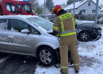 Zderzenie dwóch aut w Sandomierzu. Ranna jedna osoba