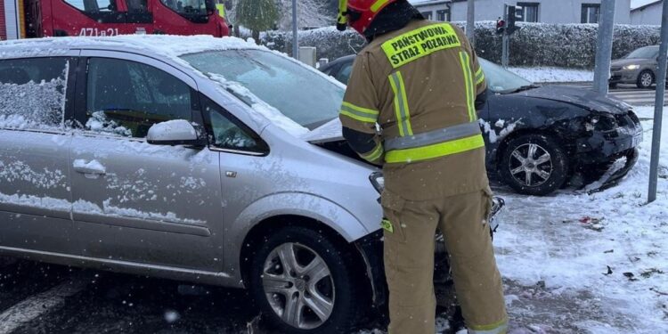 Zderzenie dwóch aut w Sandomierzu. Ranna jedna osoba