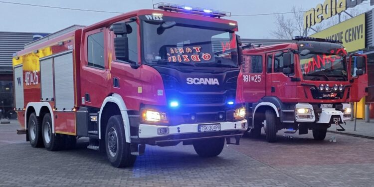 Pożar w markecie. Strażacy szukają źródła ognia - Radio Kielce Pożar w markecie. Strażacy szukają źródła ognia