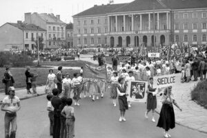 Historia kieleckich ulic. Place Artystów i Konstytucji 3 Maja - Radio Kielce Kielce. Plac Konstytucji 3 Maja. Lata 1977-1982 / źródło: fotopolska.eu