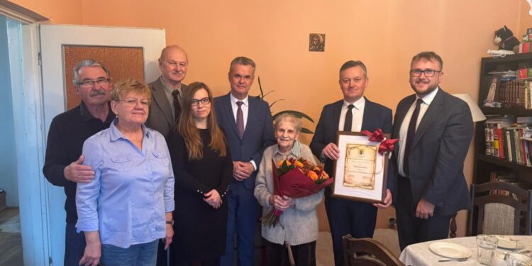 Maria Mączyńska – wybitna łuczniczka, olimpijka oraz wielokrotna mistrzyni Polski, Europy i świata – została uhonorowana tytułem Honorowego Obywatela Opatowca / Fot. Burmistrz UMIG Opatowiec