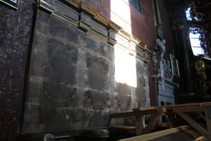 Kościół św. Piotra i Pawła w Sancygniowie. Prace konserwatorskie przy renowacji zabytkowych stalli / Fot. Marta Gajda-Kruk - Radio Kielce