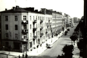 Historia kieleckich ulic. Paderewskiego - Radio Kielce Kielce. Ulica Paderewskiego. Lata 1960-1969. Kamienica przy ul. Paderewskiego 15, na rogu z ulicą Złotej / źródło: facebook.com/kieleckieinwestycje