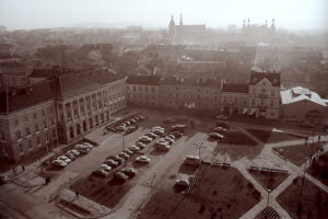 Historia kieleckich ulic. Place Artystów i Konstytucji 3 Maja - Radio Kielce Kielce. Plac Konstytucji 3 Maja. 13 Lata 1980-1989 / źródło: facebook.com/KielceNaPrzestrzeniLat