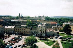 Historia kieleckich ulic. Place Artystów i Konstytucji 3 Maja - Radio Kielce Kielce. Plac Konstytucji 3 Maja. 1997 rok / źródło: fotopolska.eu