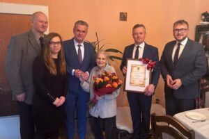 Maria Mączyńska – wybitna łuczniczka, olimpijka oraz wielokrotna mistrzyni Polski, Europy i świata – została uhonorowana tytułem Honorowego Obywatela Opatowca / Fot. Burmistrz UMIG Opatowiec