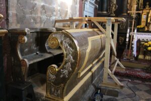 Kościół św. Piotra i Pawła w Sancygniowie. Prace konserwatorskie przy renowacji zabytkowych stalli / Fot. Marta Gajda-Kruk - Radio Kielce