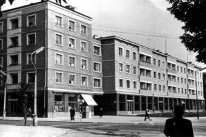 Historia kieleckich ulic. Paderewskiego - Radio Kielce Kielce. Ulica Paderewskiego. Lata 1960-1969. Skrzyżowanie ulic Paderewskiego i Sienkiewicza / źródło: facebook.com/KielceNaPrzestrzeniLat