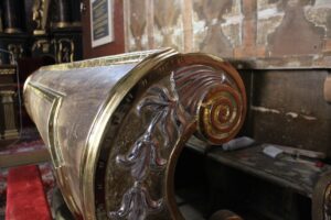 Kościół św. Piotra i Pawła w Sancygniowie. Prace konserwatorskie przy renowacji zabytkowych stalli / Fot. Marta Gajda-Kruk - Radio Kielce