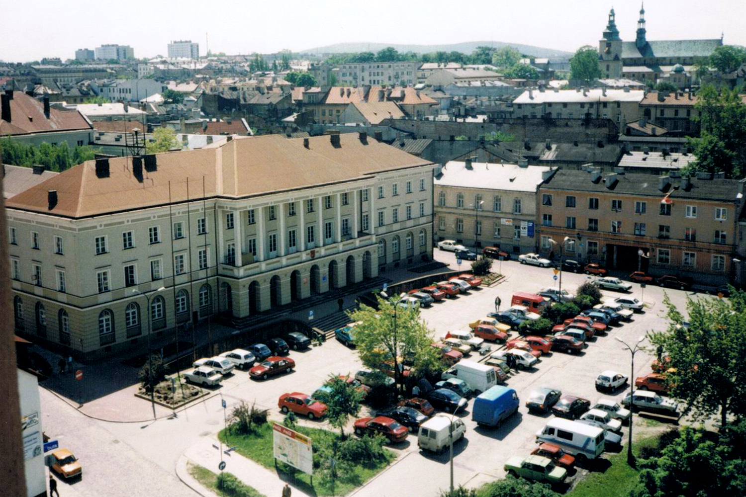 Kielce. Plac Konstytucji 3 Maja. 1997 rok / źródło: fotopolska.eu Kielce. Plac Konstytucji 3 Maja. 1997 rok / źródło: fotopolska.eu