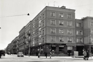 Historia kieleckich ulic. Paderewskiego - Radio Kielce Kielce. Ulica Paderewskiego. Lata 1960-1969. Skrzyżowanie ulic Sienkiewicza i Paderewskiego / źródło: facebook.com/KielceNaPrzestrzeniLat