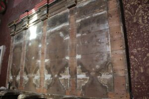 Kościół św. Piotra i Pawła w Sancygniowie. Prace konserwatorskie przy renowacji zabytkowych stalli / Fot. Marta Gajda-Kruk - Radio Kielce