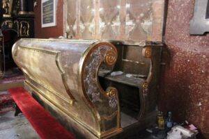 Kościół św. Piotra i Pawła w Sancygniowie. Prace konserwatorskie przy renowacji zabytkowych stalli / Fot. Marta Gajda-Kruk - Radio Kielce