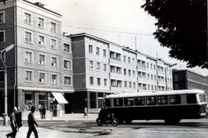 Historia kieleckich ulic. Paderewskiego - Radio Kielce Kielce. Ulica Paderewskiego. Lata 1960-1969 Skrzyżowanie ulic Paderewskiego i Sienkiewicza / źródło: facebook.com/KielceNaPrzestrzeniLat