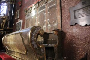 Kościół św. Piotra i Pawła w Sancygniowie. Prace konserwatorskie przy renowacji zabytkowych stalli / Fot. Marta Gajda-Kruk - Radio Kielce