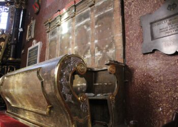 Kościół św. Piotra i Pawła w Sancygniowie. Prace konserwatorskie przy renowacji zabytkowych stalli / Fot. Marta Gajda-Kruk - Radio Kielce