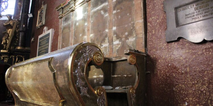 Kościół św. Piotra i Pawła w Sancygniowie. Prace konserwatorskie przy renowacji zabytkowych stalli / Fot. Marta Gajda-Kruk - Radio Kielce