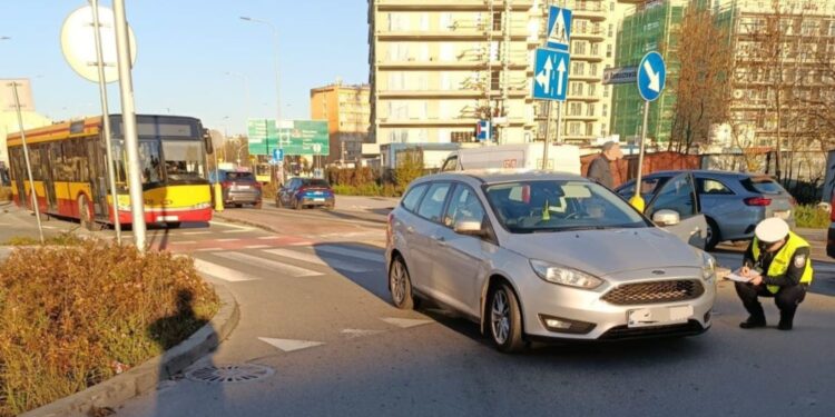 Kobieta potrącona na przejściu dla pieszych w Kielcach - Radio Kielce 06.11.2025. Kielce. Skrzyżowanie ulic Domaszowskiej i Wiejskiej. Potrącenie pieszej / Fot. policja