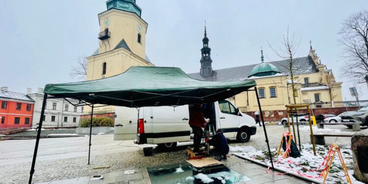 Kieleckie „Lustro” zostanie ogrodzone na zimę - Radio Kielce Prace przy zabezpieczeniu instalacji „Niebo Kielc” / Fot. Dorota Klusek - Radio Kielce