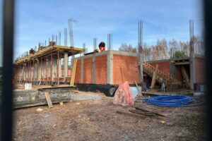 Podkielecka gmina stawia na sport. Dzieci będą ćwiczyć w nowoczesnych halach - Radio Kielce Hala sportowa przy szkole w Niedźwiedziu / Fot. Marcin Marszałek - Radio Kielce