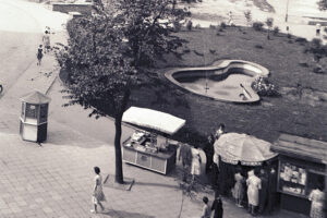 Historia kieleckich ulic. Place Artystów i Konstytucji 3 Maja - Radio Kielce Kielce. Plac Artystów. 1958 rok / źródło: fotopolska.eu