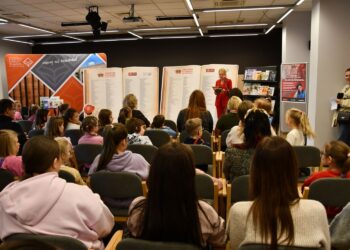 Dzieci powinny tupać i klaskać podczas czytania - Radio Kielce 14.11.2025. Kielce. Wojewódzka Biblioteka Publiczna im. Witolda Gombrowicza w Kielcach. Akcja „1000 książek na Tysiąclecie Królestwa Polskiego” / Fot. Wojewódzka Biblioteka Publiczna im. Witolda Gombrowicza w Kielcach - Facebook