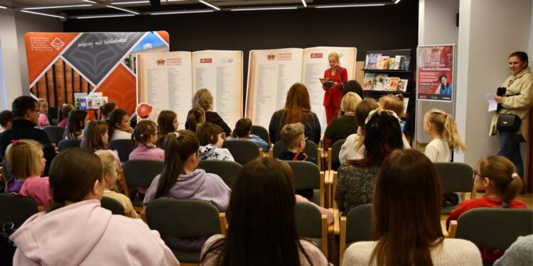 Dzieci powinny tupać i klaskać podczas czytania - Radio Kielce 14.11.2025. Kielce. Wojewódzka Biblioteka Publiczna im. Witolda Gombrowicza w Kielcach. Akcja „1000 książek na Tysiąclecie Królestwa Polskiego” / Fot. Wojewódzka Biblioteka Publiczna im. Witolda Gombrowicza w Kielcach - Facebook