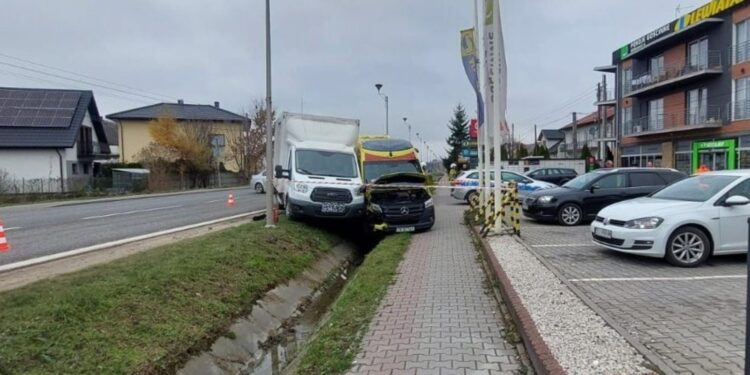 Kolizja z karetka pogotowia przy wyprzedzaniu