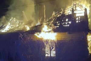 Pożar w gminie Bliżyn. Budynek w ogniu - Radio Kielce 27.11.2025. Kucębów. Pożar / źródło: PSP Skarżysko