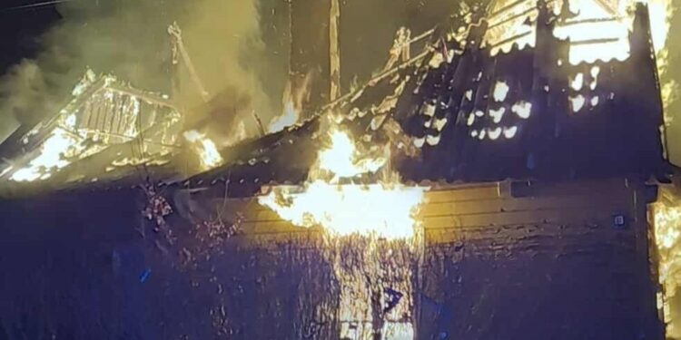 Pożar w gminie Bliżyn. Budynek w ogniu - Radio Kielce 27.11.2025. Kucębów. Pożar / źródło: PSP Skarżysko