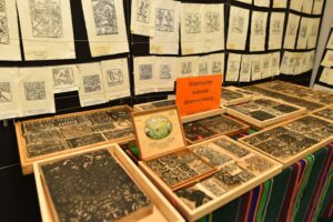 29.11.2025. Końskie. SOWA - KCK. Wystawa „Ziemia Króla 1025-1925-2025- 1000 lat korony polskiej, 100 lat od odkrycia cmentarzyska z XI wieku w Końskich” / Fot. Magdalena Galas-Klusek - Radio Kielce