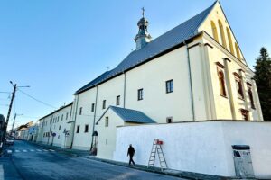 Klasztor w sercu miasta zyskał drugie życie - Radio Kielce Chęciny. Klasztor Sióstr Bernardynek / Fot. Urząd Miasta i Gminy Chęciny