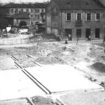 Kielce. Plac Konstytucji 3 Maja. 1965-1970. Budowa pierwszego parkingu koło ratusza / źródło: facebook.com/KielceNaPrzestrzeniLat