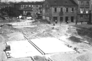 Historia kieleckich ulic. Place Artystów i Konstytucji 3 Maja - Radio Kielce Kielce. Plac Konstytucji 3 Maja. 1965-1970. Budowa pierwszego parkingu koło ratusza / źródło: facebook.com/KielceNaPrzestrzeniLat