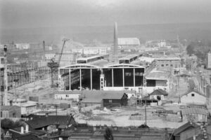 Kielce. Ulica Zagnańska. Lata 1960-1965. Budowa SHL. Widok z wieży kościoła Świętego Krzyża / źródło: fotopolska.eu