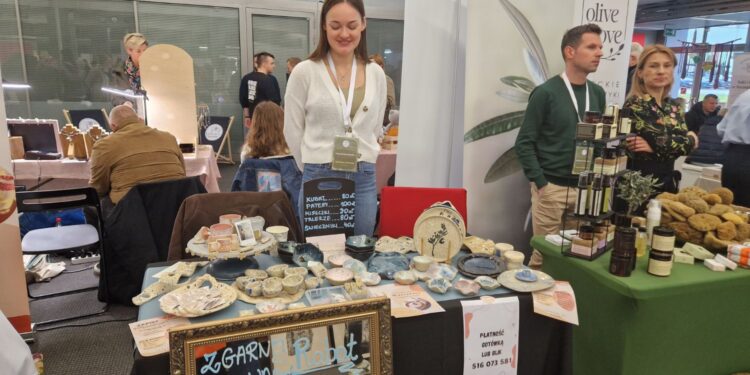 Agata Rejnowicz prowadzi własną pracownię ceramiczną w Kielcach / Fot. Marzena Smoręda - Radio Kielce