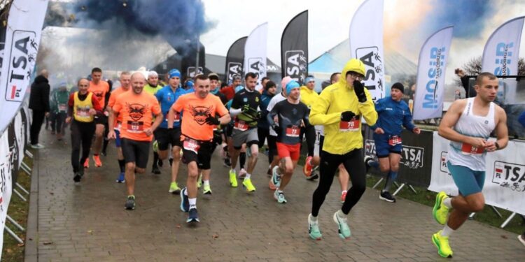 Jesienne bieganie nad malowniczym Jeziorem Tarnobrzeskim - Radio Kielce II etap Ligi Biegowej TSA Sandomierz 2025 / Fot. TSA Sandomierz