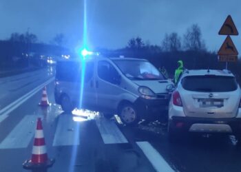 Czołowe zderzenie w Ćmińsku - Radio Kielce 17.11.2025. Ćmińsk. Wypadek / Fot. policja