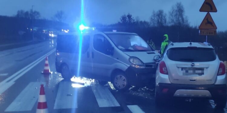 Czołowe zderzenie w Ćmińsku - Radio Kielce 17.11.2025. Ćmińsk. Wypadek / Fot. policja