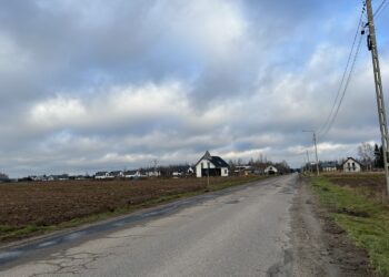 Dwie powiatowe drogi doczekają się remontu - Radio Kielce Brynica. Droga w Brynicy, która zostanie przebudowana / Fot. Marcin Marszałek - Radio Kielce