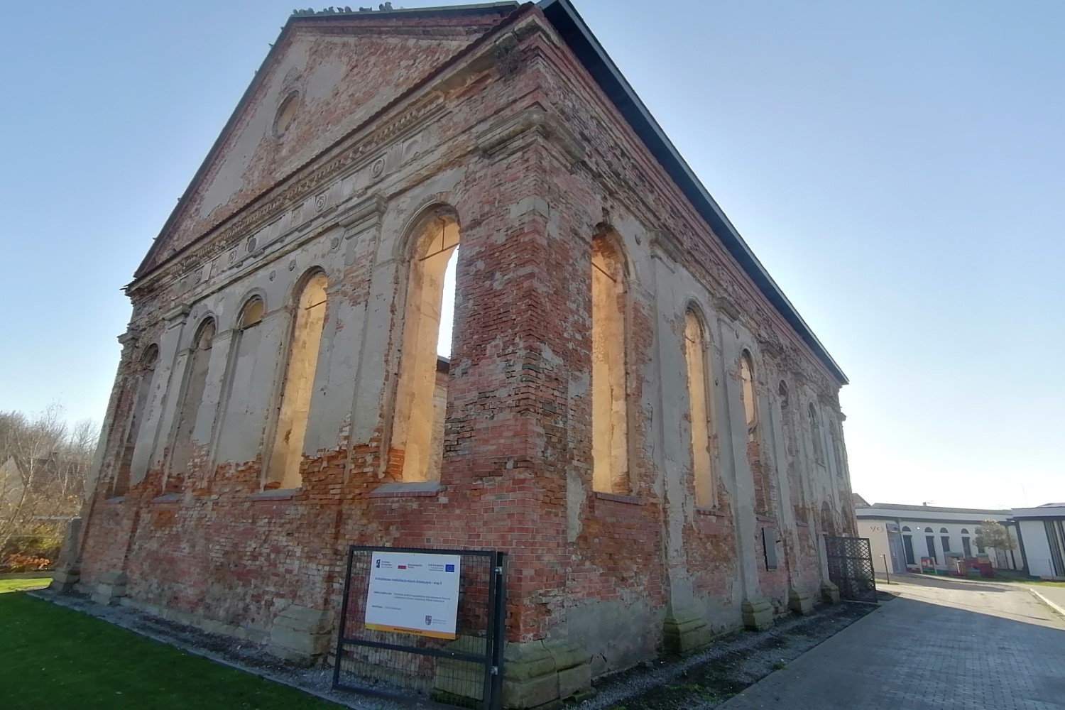 Synagoga w Działoszycach zyska szklany dach i nowe życie