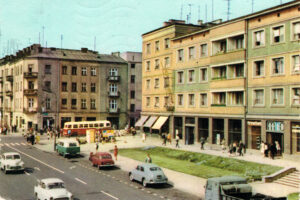 Historia kieleckich ulic. Paderewskiego - Radio Kielce Kielce. Ulica Paderewskiego. 1970 rok. Skrzyżowanie ulic Paderewskiego i Sienkiewicza / źródło: fotopolska.eu