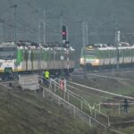 17.11.2025. Mika. Działania służb przy zniszczonym fragmencie torowiska na trasie Dęblin-Warszawa / Fot. PAP/Przemysław Piątkowski