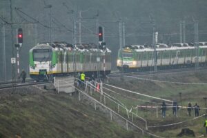 Na trasie Warszawa-Lublin doszło do aktu dywersji - Radio Kielce 17.11.2025. Mika. Działania służb przy zniszczonym fragmencie torowiska na trasie Dęblin-Warszawa / Fot. PAP/Przemysław Piątkowski